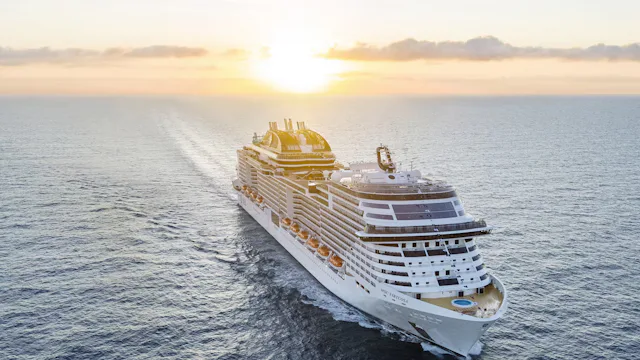 MSC Grandiosa i solnedgang