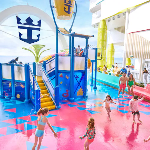 Familie med små barn på cruise med barnevennlige fasiliteter