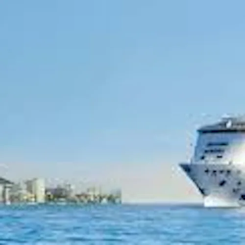 Norwegian Cruise Line med Hawaii i bakgrunnen
