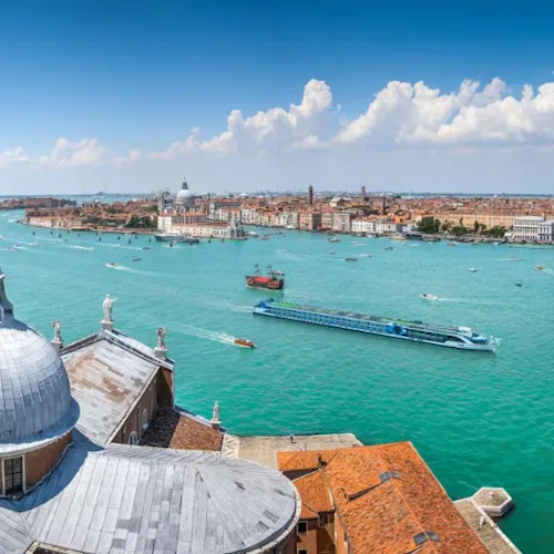 VIVA Unique ut fra Venezia